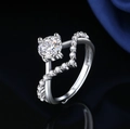 Bague classique en argent avec moissanite ronde et anneau serti de diamants - Ouvert Réglable / Solitaire à Anneau Ondulé (MS346)