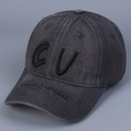 Detail einer dunkelgrauen Denim-Baseballkappe mit 3D-Stickerei und Text am Schirm - Grau