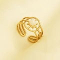 Détail d'une bague rétro en acier 304 avec pierre blanche sur tissu de soie jaune - Blanc / J834-G-W