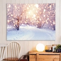 Arazzo con bosco innevato invernale e sfocatura bokeh dorata su parete in legno - 150x130cm / Stile 3 - Scena Innevata Bokeh Dorato