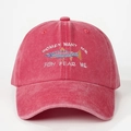 Gewaschene rote Baseballkappe mit Women Want Me Fish Fear Me Stickerei und Fischgrafik - Einheitsgröße / Wassermelonenrot