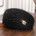 Elegante berretto in lana con velo a rete nera e ricamo a foglia di cristallo - M (56-58cm) / Nero
