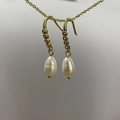 Elegante goldene Kettenohrringe mit weißen Süßwasserperlen-Anhängern in Tropfenform - Einfache Kette Perle Stil (5247207550029)