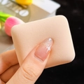 Vierkante beige make-up poederdons die wordt ingedrukt om de zachte textuur te tonen - Marshmallow Puff [Vierkant Verpakt]