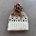 Detalle del gorro de punto con pompón colorido y textura jacquard de rombos geométricos - Talla única / Blanco Roto