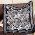 Pañuelo cuadrado de seda con estampado floral y bordes de rejilla en blanco y negro - 90cmx90cm / Negro (XW-197-Negro)