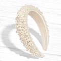 Dettaglio del cerchietto largo con perle bianche di varie dimensioni e fodera beige - Bianco Sporco