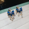 Dettaglio di orecchini a goccia dorati con pietre marquise blu e nappine luccicanti - Blu (Perno per orecchini in argento sterling 925)