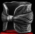 Anello vintage in argento ossidato con grande design a fiocco testurizzato in stile gothic - US 7 / Stile 3 Fascia Semplice (02202)