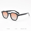 Detalle de gafas de sol polarizadas T7243 con lentes degradadas naranja y dimensiones - Montura Negro Brillante Lente Naranja Atardecer