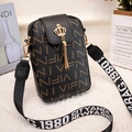 Bolso bandolera negro con estampado de letras marrones y borla de corona dorada - Negro