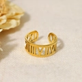 Elegante anello aperto placcato oro 18K con numeri romani traforati in stile vintage - Numeri Romani Cavi (SC23072902)