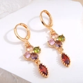 Orecchini a pendente dorati con zirconi multicolore a goccia in un design a fiore - Ciondolo a Trifoglio (A37)