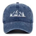 Détail de la broderie blanche montagne et forêt sur la casquette en denim lavé - Taille unique / Bleu marine