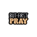 Spilla nera minimalista con testo bianco BUT FIRST PRAY e un piccolo dettaglio a stella - BUT FIRST PRAY