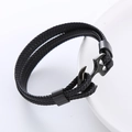 Dettaglio del bracciale in pelle intrecciata nera con chiusura ad ancora nera opaca - Nero