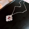 Silberne Blumenhalskette mit rotem Edelstein und Zirkonia auf schwarzem Leder - Halskette / Silber Rot