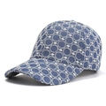 Gorra de béisbol de mezclilla azul oscuro con intrincados patrones de bordado floral blanco - Talla única / Azul claro