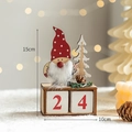 Calendrier de l'Avent en bois avec gnome et chiffres rouges sur fond festif chaleureux - Gnome à Bonnet Rouge Ornement de Calendrier