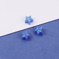 Makroaufnahme von 8 mm blauen Stern-Opalperlen mit schillerndem Glitzer und Transluzenz - Blau