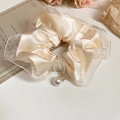 Détail d'un chouchou en satin champagne avec organza et pendentif perle élégant - 61# Patchwork Satin Champagne Organza Perle (HH3984)
