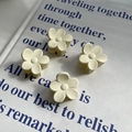 Set of 4 cream white flower-shaped hair claws in matte resin with a minimalist design - Beige Matte Flower(FJ271)