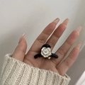 Mini molletta per capelli a camelia con base nera, petali bianchi e perla elegante - Fiore Bianco