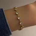 Bracelet à maillons cœur doré orné de zircons cubiques étincelants portés au poignet - Style Chaîne de Connexion Cœur (B817) / Or