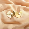 Elegante goldene Blumenohrringe mit Perlen auf luxuriösem Seidenhintergrund - Goldenes ovales fächerförmiges Strahlungsmuster
