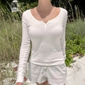 Minimalistisch wit Henley-shirt met lange mouwen voor dames en knoopsluiting op het strand - S / Wit