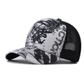 Gedetailleerd 45-graden zicht van graffiti trucker pet met ademend zwart mesh paneel - M (56-58cm) / Tie-dye Grijs