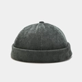 Detalle de gorro dockeur gris oscuro en pana con textura de tela acanalada gruesa - Ajustable / Verde