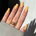 Faux ongles ballerine courts orange brillant avec une bague en maille dorée ajourée - Style Ballerine Courte Jaune (JP2081)
