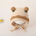 Beige gebreide wintermuts voor baby's met bruine pompons en groene bladnerven voor warmte - Khaki