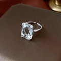 Detalle de anillo bañado en oro 14k con cristal cuadrado y banda abierta ajustable - Plateado