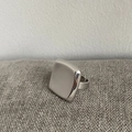 Nahaufnahme des minimalistischen, polierten silbernen quadratischen Rings mit glatter Form - Silberner Quadratischer Ring (Glatt)
