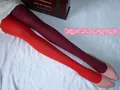 Gros plan détaillé des leggings asymétriques en velours rouge vif et bordeaux pour femmes - Entrejambe fermé / Rouge+Rouge vin