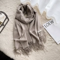 Sciarpa morbida color cammello chiaro in cashmere con frange su tappeto bianco - Caffè Canapa