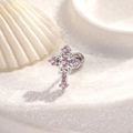 Orecchino a croce con quadrifoglio in zircone rosa su sfondo da spiaggia - Pezzo Singolo / Rosa
