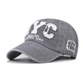 Détail de la casquette NYC gris délavé avec broderie et écussons latéraux New York - Réglable / NYC Gris