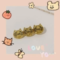Dettaglio di fermagli per capelli a gatto dorati con finitura glitterata e tre testine - Gatto Dorato Scintillante
