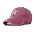 Détail de la casquette en coton lavé avec broderie Strong AS A MOTHER et effet vieilli - Réglable / Bordeaux