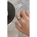 Detailansicht eines silbernen Sternrings mit polierten geometrischen Metallspitzen - Sternstachel-Stil / Silber