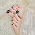 Unghie finte piedi argento glitterate con graziosi gatti neri e impronte di zampe gatto - Stile Glitter Argento e Gatto Animato Nero (Unghia del Piede B10)