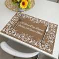 Sottopiatto marrone stile iuta con stampa floreale bianca e scritta decorativa - Stile Retrò 1 Bianco / 45*30cm