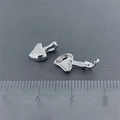 Makroaufnahme eines Herz-Anhängers aus S925 Sterlingsilber mit Scharnier und Stempel - Herzanhänger-Schlaufe / Silber