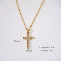 Dettaglio della collana con ciondolo a croce dorata con zirconi e dimensioni - Croce con Zircone