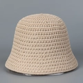 Detail van de beige gehaakte bucket hat met een ademende honingraat gebreide textuur - M (56-58cm) / Beige