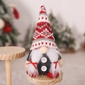 Dettaglio di gnomo natalizio con cappello a maglia nordico e barba bianca intrecciata - Stile C-Cappello Geometrico Rosso Bianco/Versione Trecce