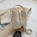 Sac seau chic en cuir PU beige avec finitions dorées et bandoulière réglable tendance - Blanc Cassé